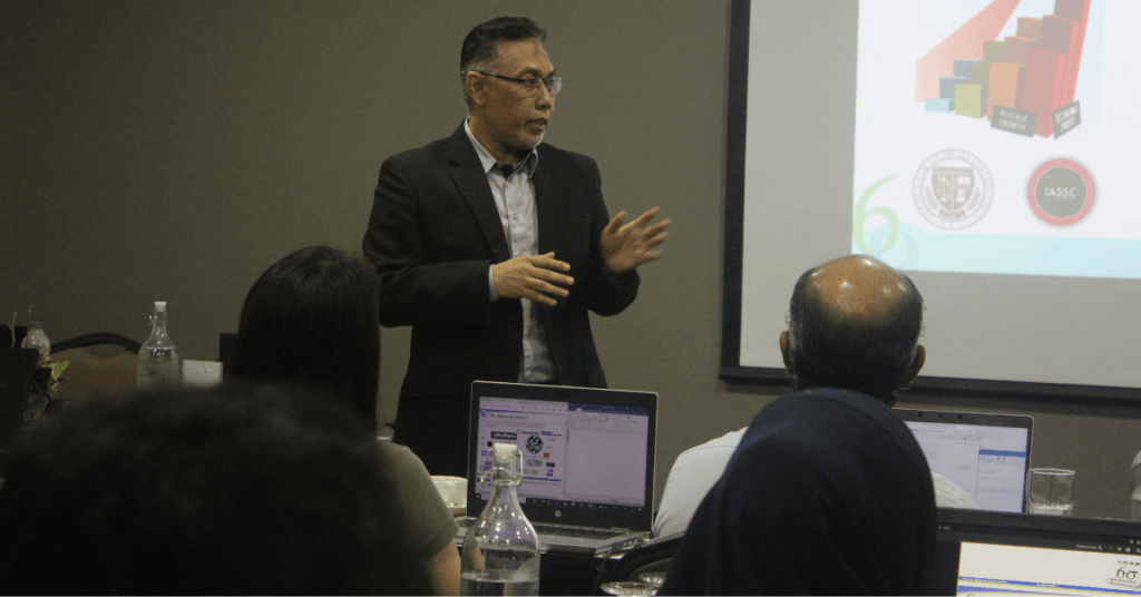 Sesi pembentangan oleh jurulatih mengenai konsep Lean Six Sigma Green Belt dalam Program Latihan MADANI MBizM.