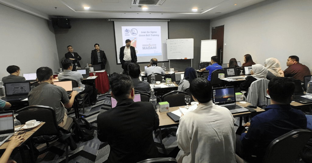 Latihan MADANI MBizM - Jurulatih mengajar peserta dalam kursus Lean Six Sigma Green Belt.