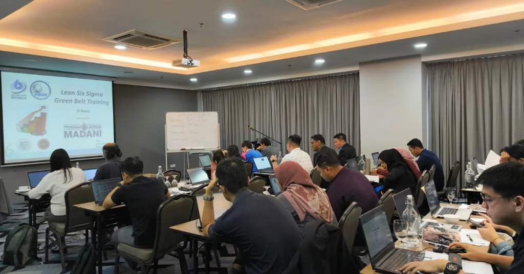 Peserta menghadiri Kursus Pensijilan Lean Six Sigma Green Belt di Acappella Suite Hotel dalam Program Latihan MADANI.